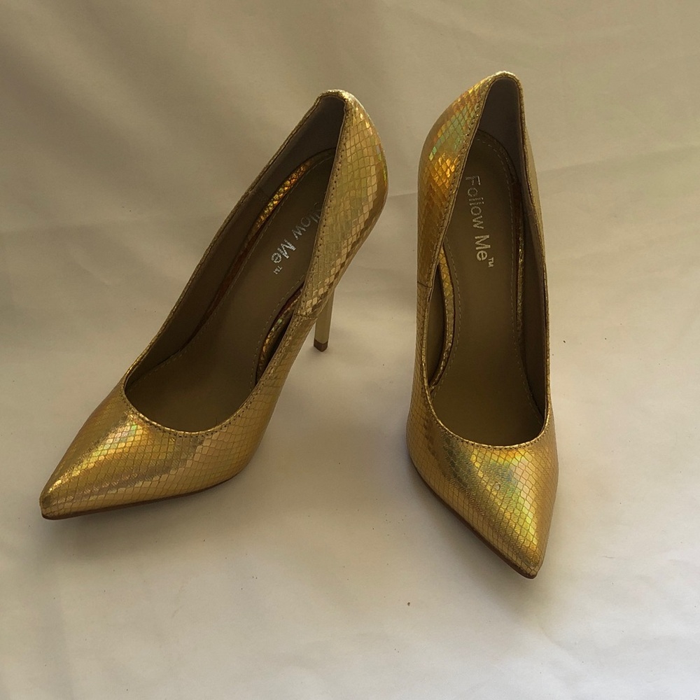New women’s size 7 follow me Ana Gold snake metallic Heels
